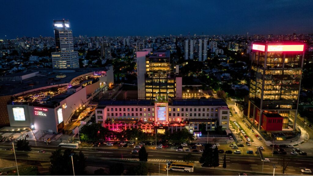 Vista nocturna de Buenos Aires desde Workplace by IRSA