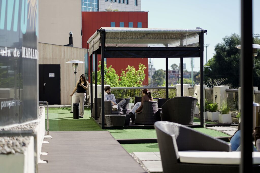 Terraza rooftop con pérgola y lounge